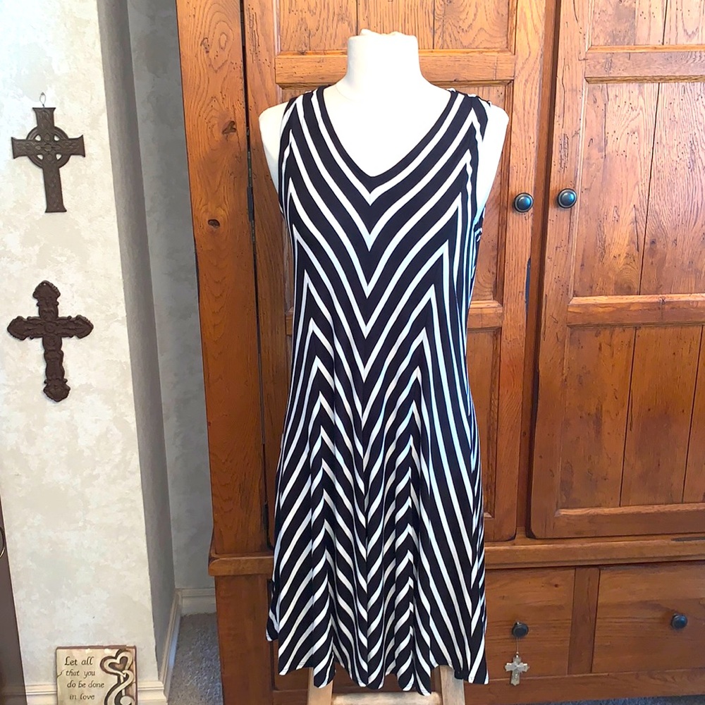 V-Neck Sleeveless Dress w/Stretch Black & White🖤